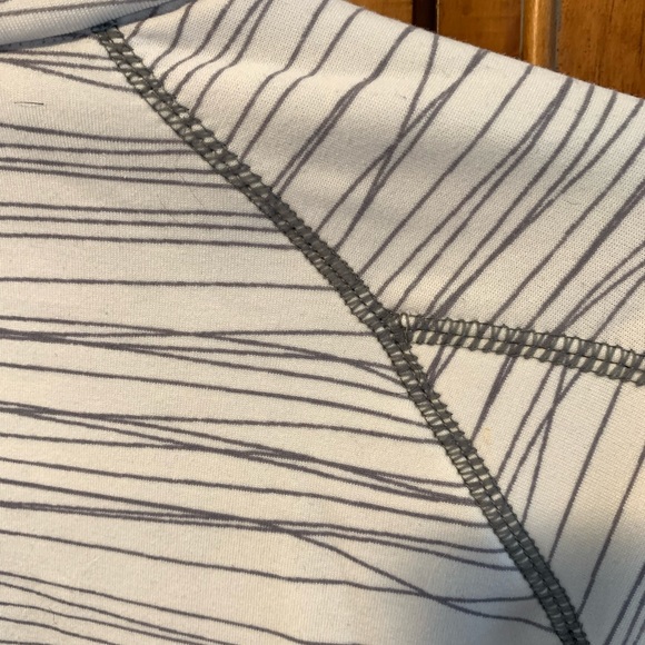 Avalanche black and white sweater, size small - Picture 4 of 6